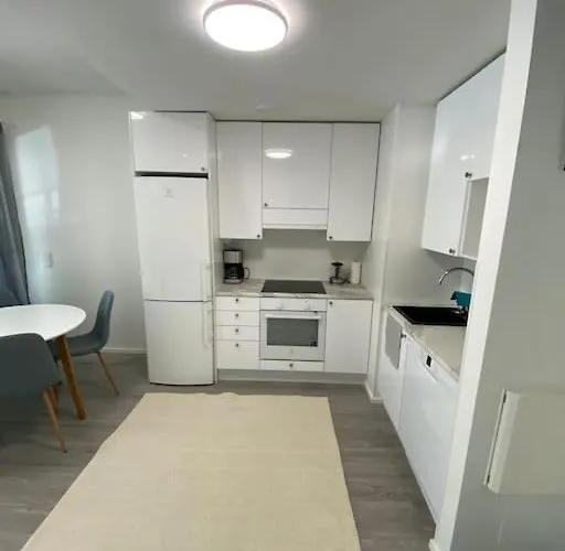 Meren Laeheisyydessae Iso Yksioe * Helsínquia